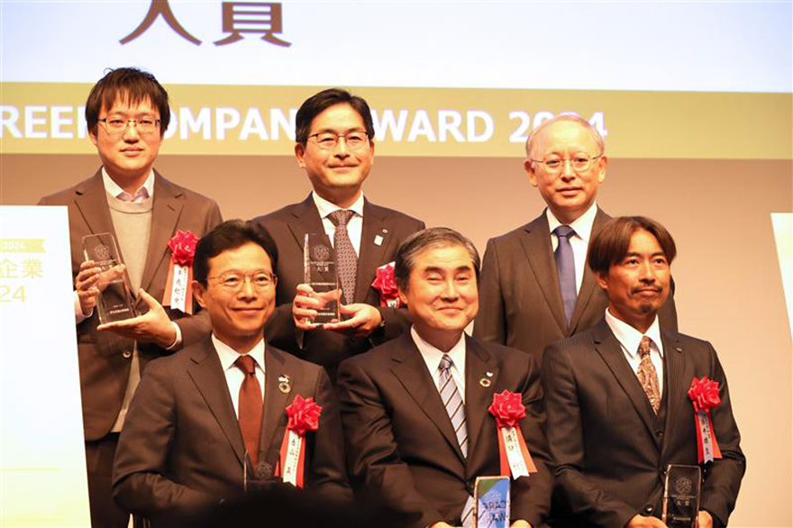 主催者と大賞受賞企業5社による記念撮影