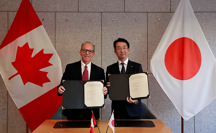 カナダ大使館での調印式