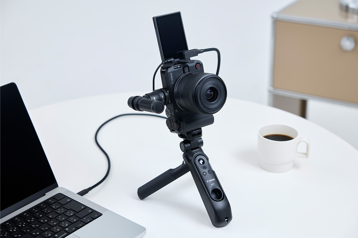 動画性能を重視したミラーレスカメラの新シリーズ「EOS V series」の 