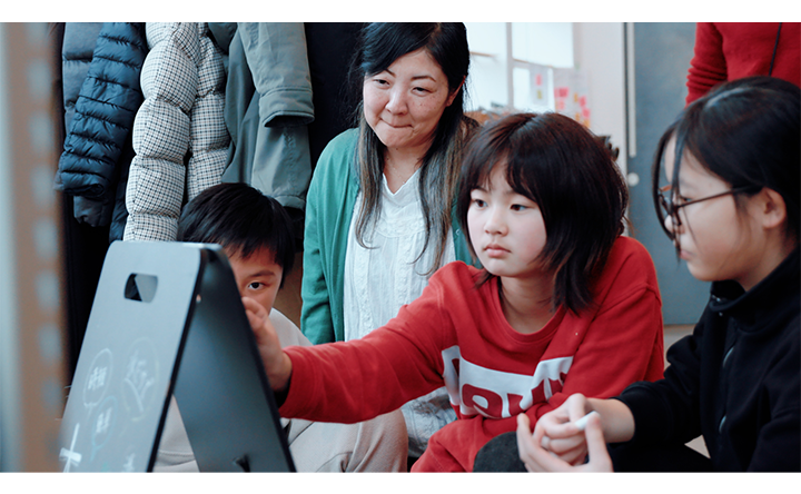 課題に取り組む様子