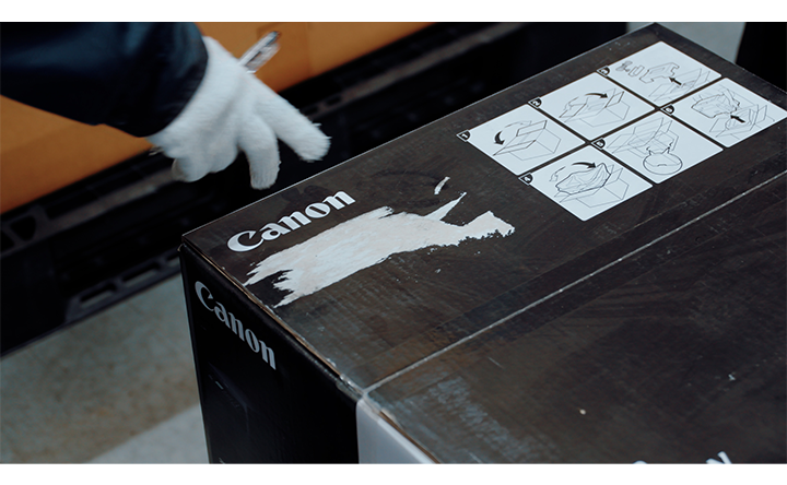 寄贈されたプリンターの梱包