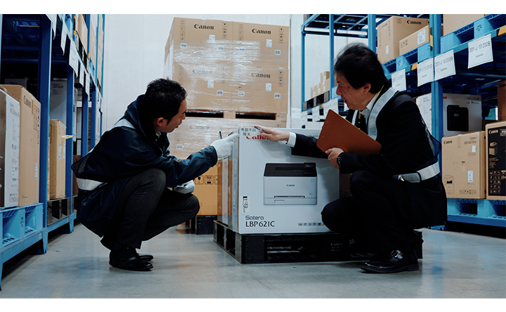 寄贈するプリンターの検品の様子