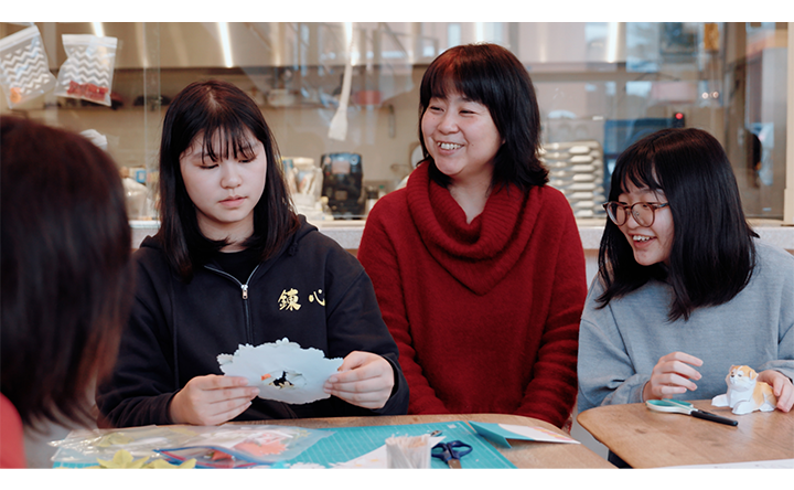 印刷物で活動をしている様子