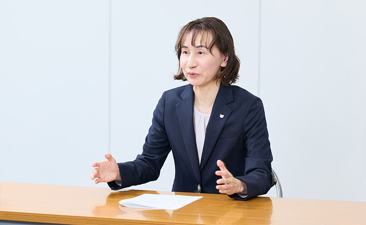 身振りを交えて語る大倉