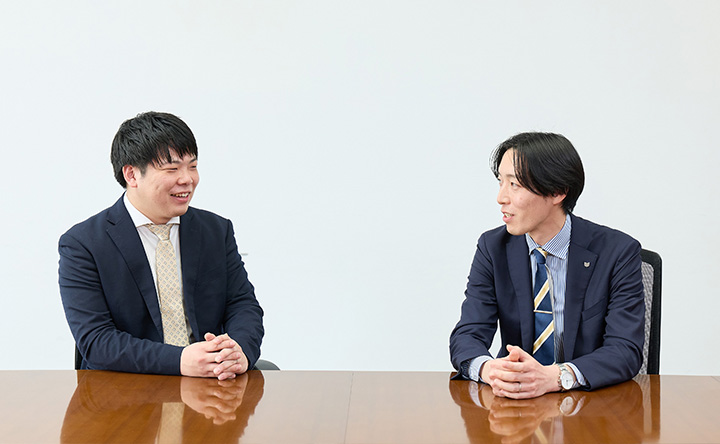 サイバートラスト・佐藤 拓巳さん（左）とキヤノンMJ・伊藤 峻（右）