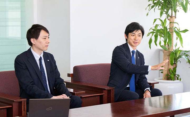 （左）文教ソリューション開発本部 小山 寛治（右）文教ソリューション営業本部 小川 隼人