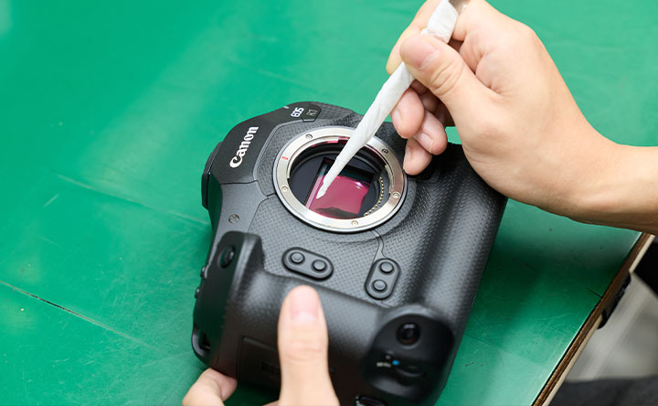 センサーなど内部の繊細な部分については、特に細心の注意を払って清掃・調整を行う