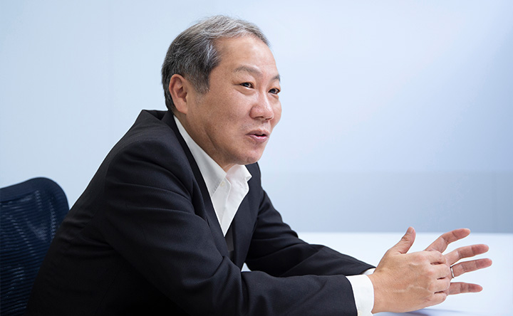 身振りを交えて語る青山