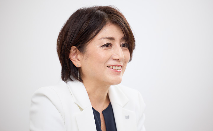 身振りを交え語る中村