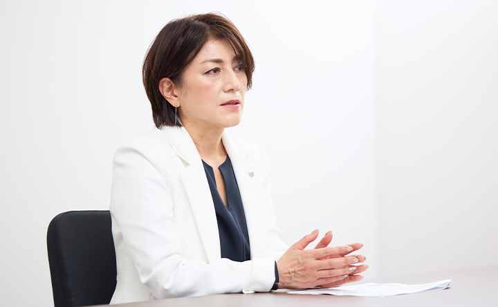 身振りを交え語る中村