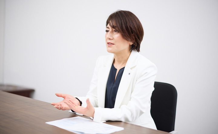 手を組んで語る中村