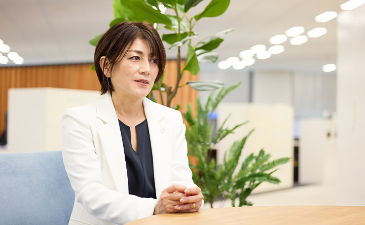 手を組んで語る中村