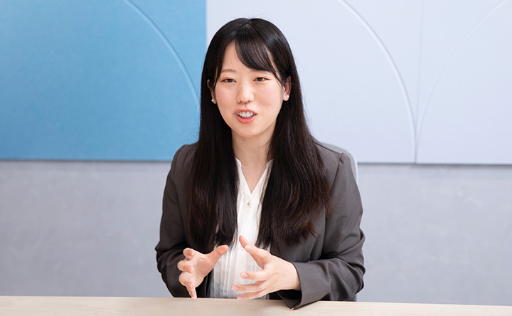 手ぶりを交えて語る新沼