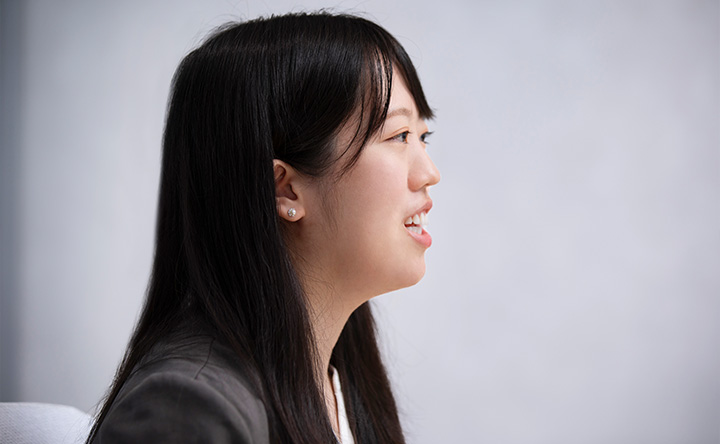 語る新沼の横顔