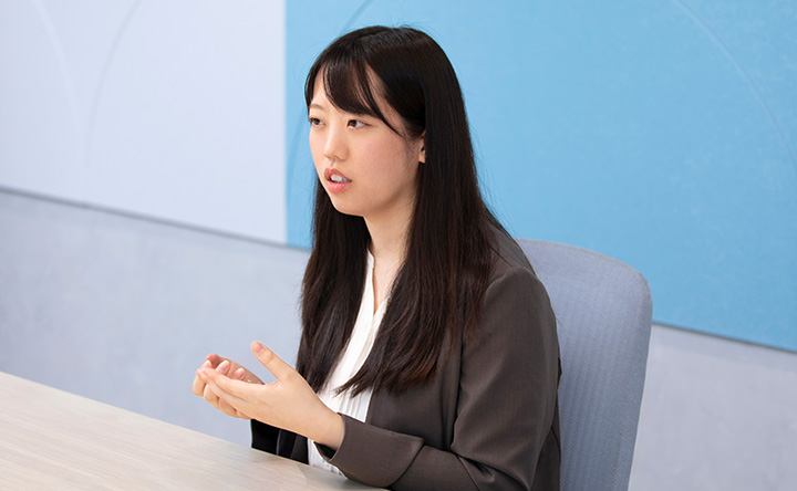 手ぶりを交えて語る新沼