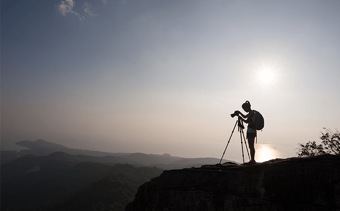 KV画像2_1女性ハイカー撮影