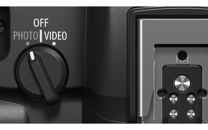 「PHOTOモード」と「VIDEOモード」の切り替えを行える電源ダイヤル