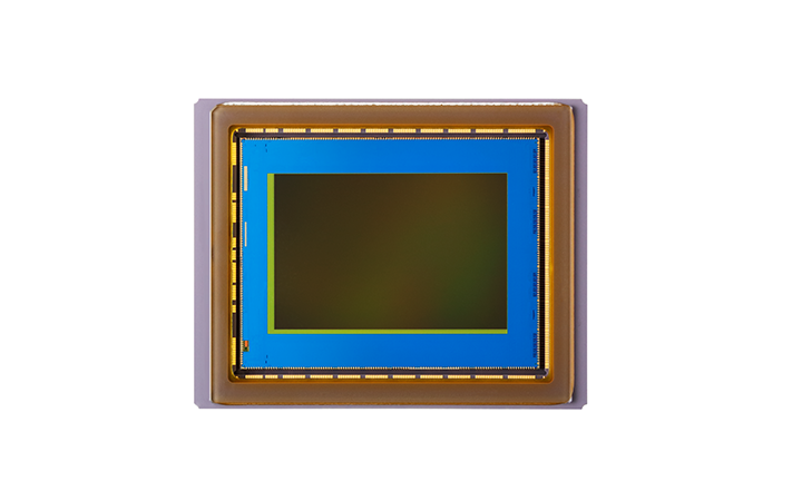 新開発の約3250万画素APS-CサイズCMOSセンサー