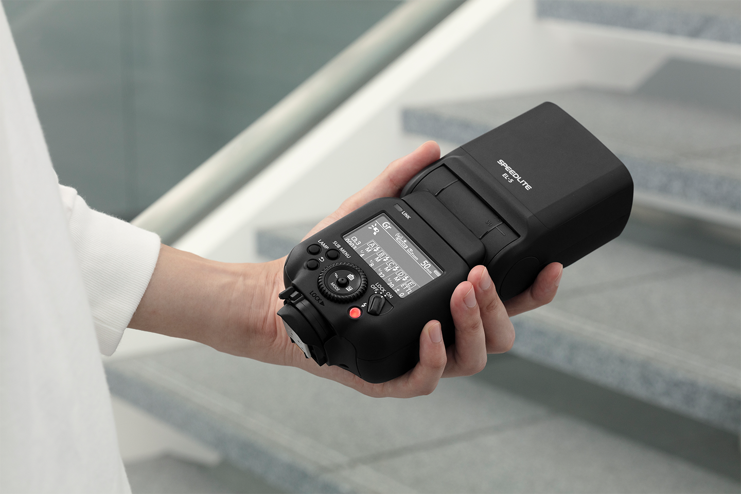 ハイアマチュアユーザー向けの外部ストロボ“スピードライト EL-5”を 